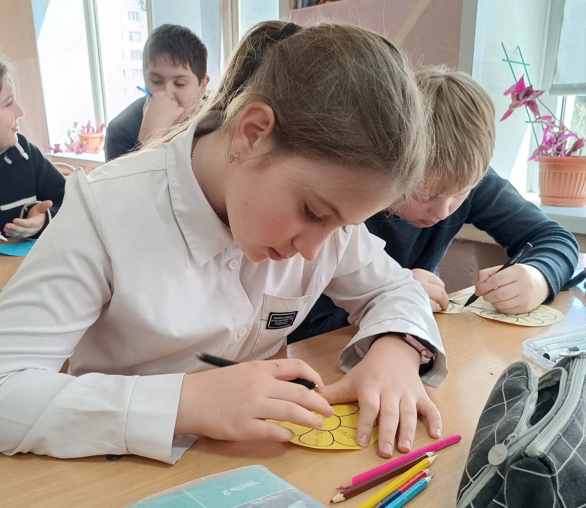 Здравствуйте! Вас приветствует наш 5-А класс.  🤝🤝Что такое «Здравствуй?» -  Лучшее из слов,👍  ☀Потом