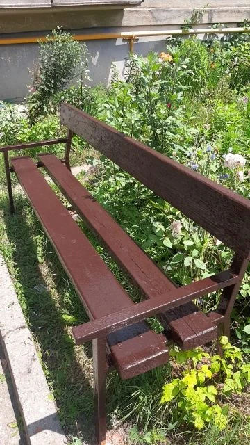 Уважаемые жители МКД 27 по ул Орджоникидзе в  вашем доме провели работы по окраске лавочек и качелей