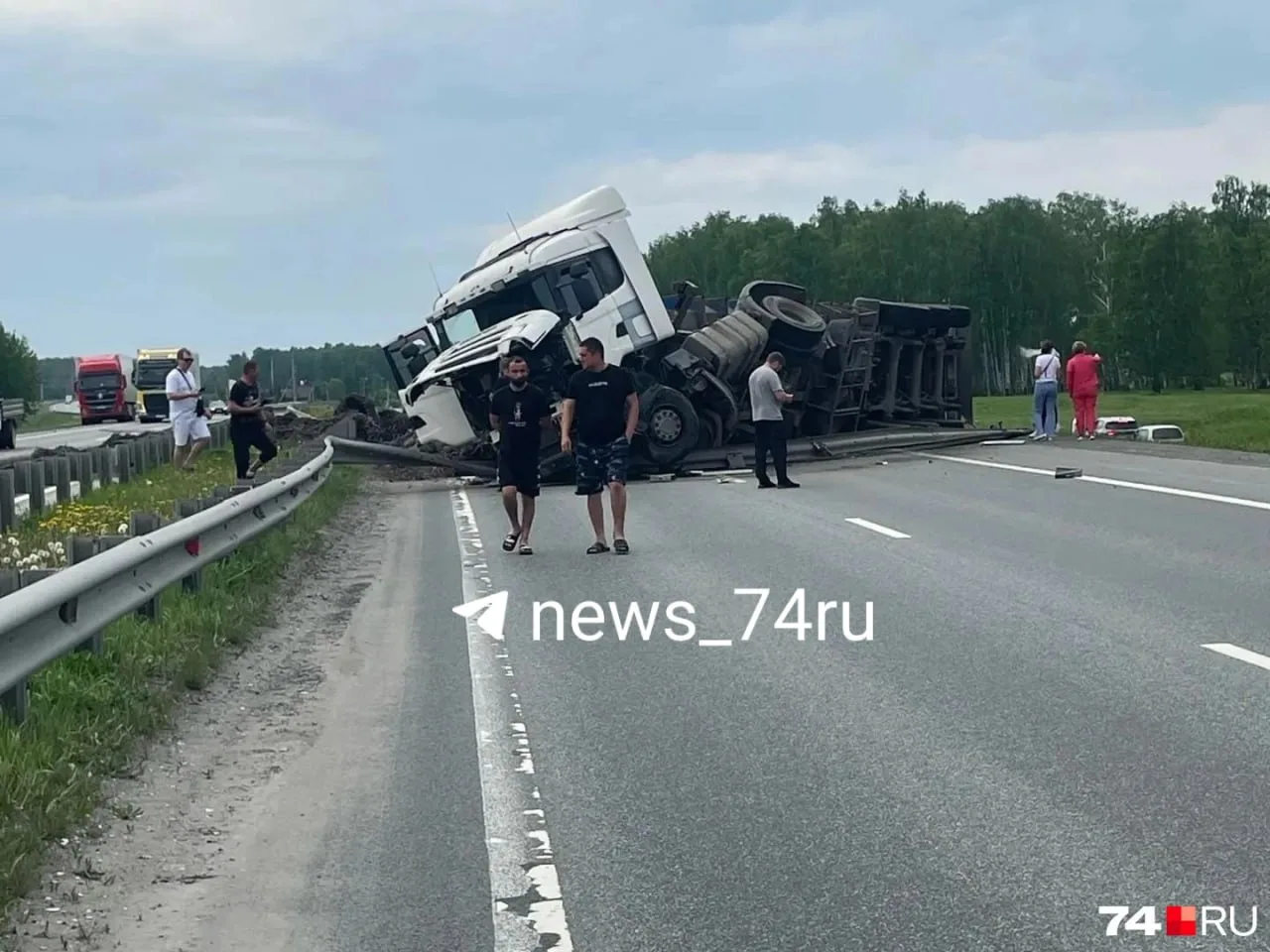 🔴🔵На трассе М5 в Чебаркульском районе фура попала в ДТП и перекрыла трассу  Очевидцы говорят, что у 