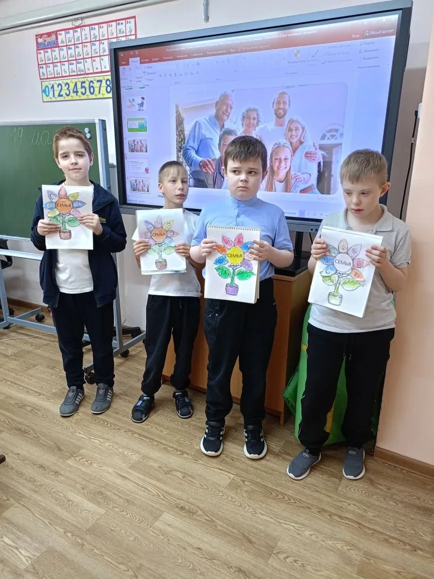 В рамках Недели семьи сегодня во 2 "Б" классе прошёл  тематический урок  "Моя семья". Р...