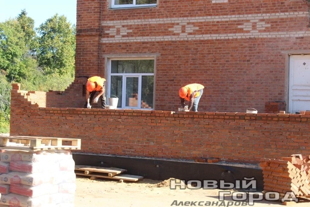 В Карабаново поликлинику ремонтируют уже который подрядчик — и всё мимо