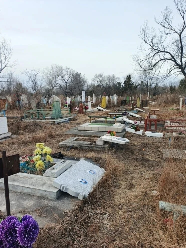 В Черногорске вандалы разрушили более 20 памятников на городском кладбище  Сотрудники Черногорского 