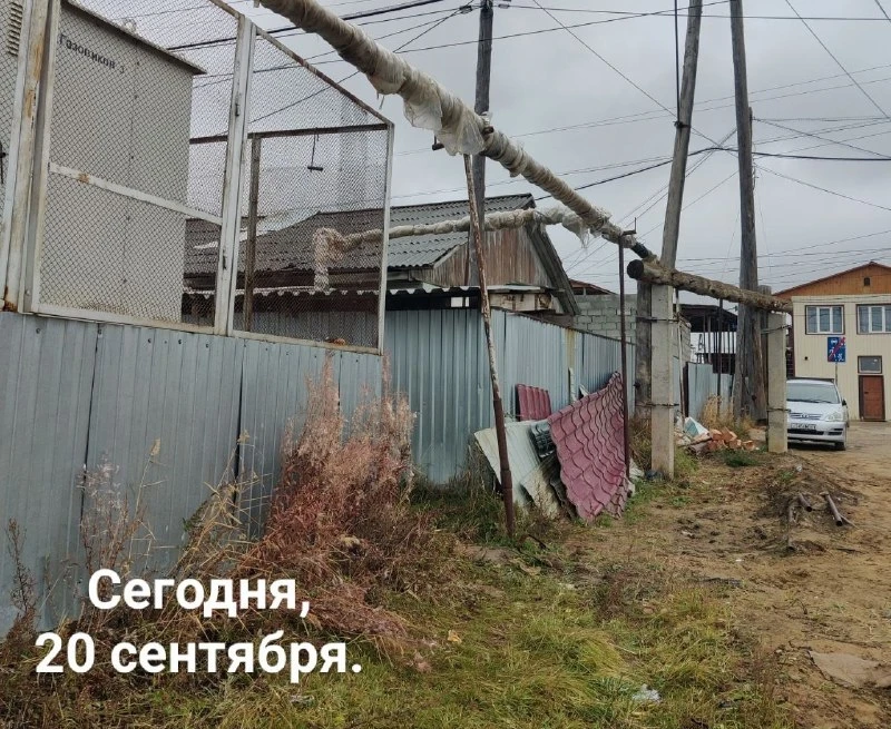 Жильцы общежития на улице Газовиков убрали старый холодильник, который долгое время сто...