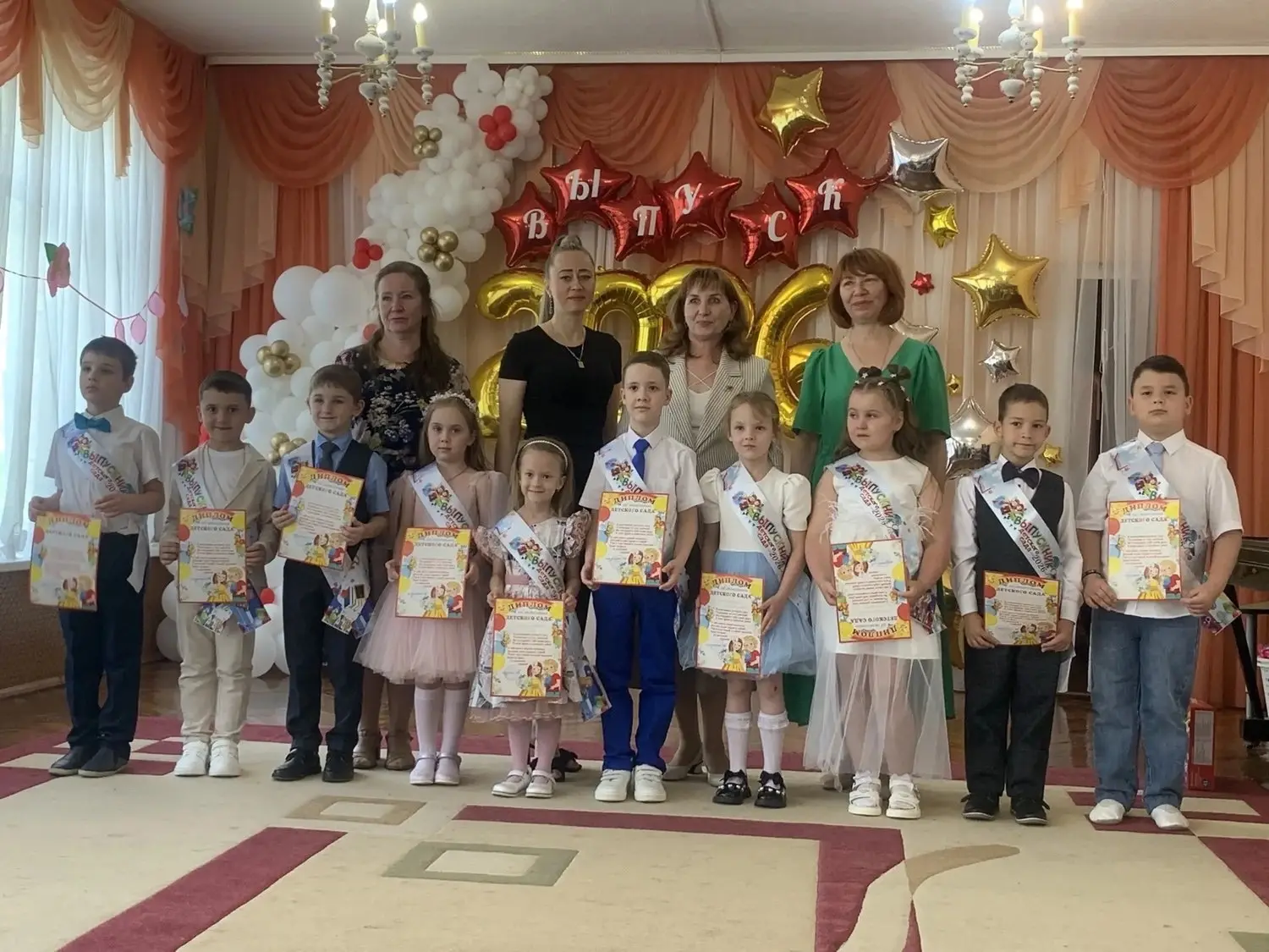 Выпускной бал.
 
Выпускной бал в детском саду - самый трогательный и незабываемый праздник. Дети при