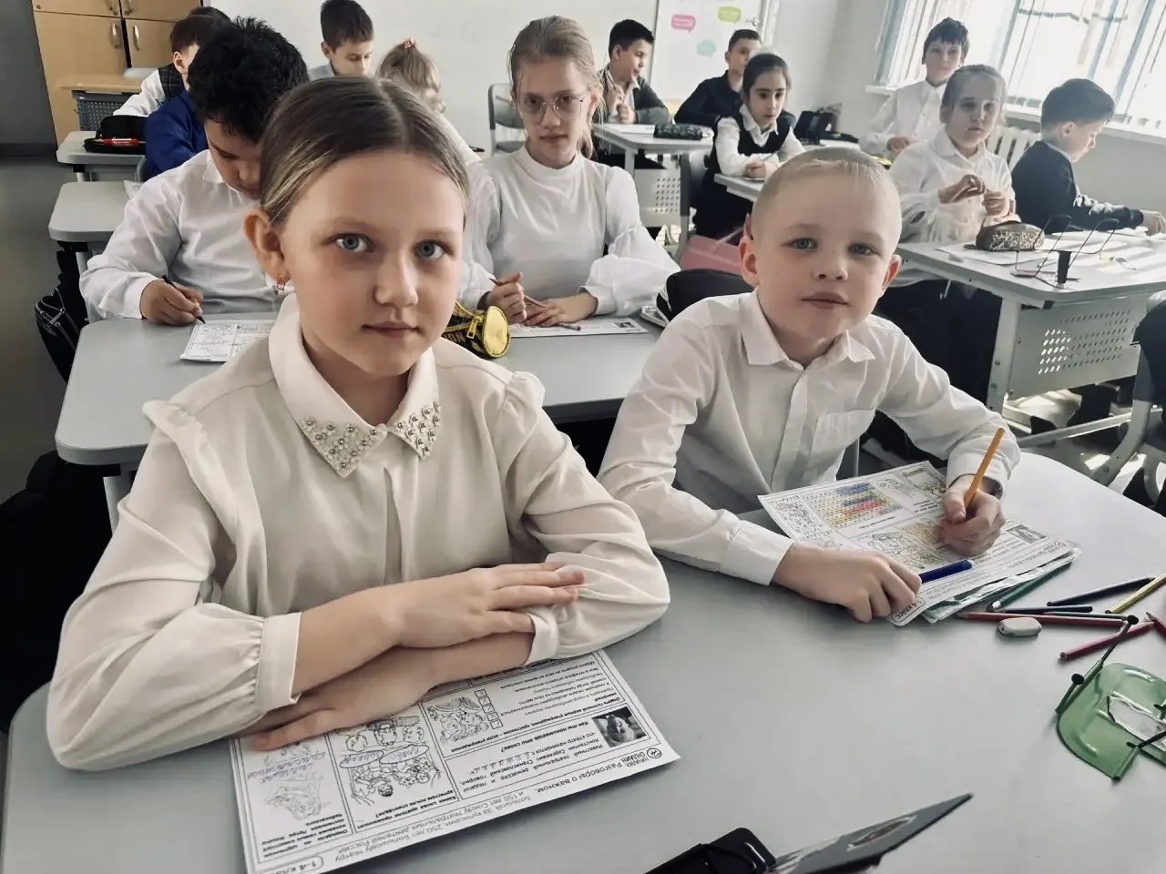 В мире искусства🎭  📌Утро понедельника по доброй традиции началось с торжественной линейки, церемонии