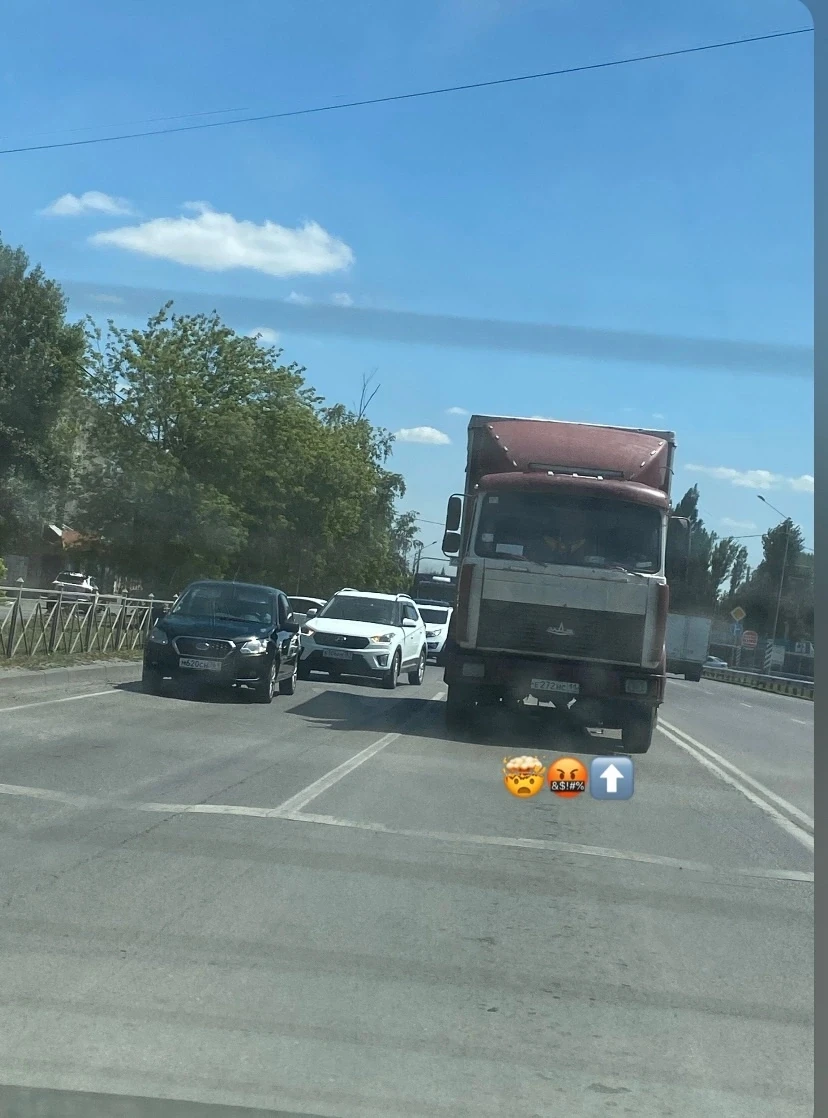 Что за п*здец — оставил машину, все пытались объезжать. На аварийке машина не стояла. Б...
