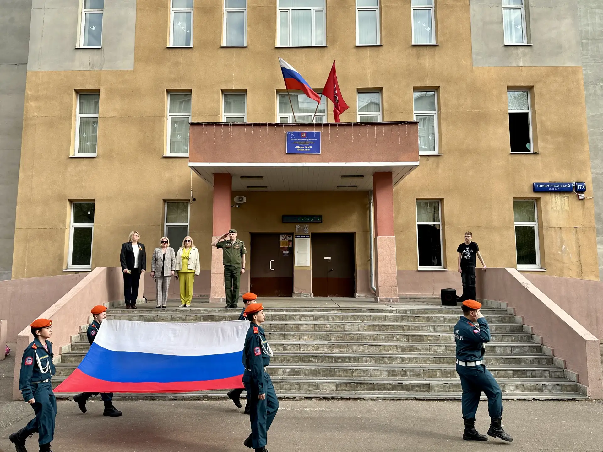 🇷🇺 Новая учебная неделя в нашей школе началась с торжественной церемонии поднятия флага и исполнения