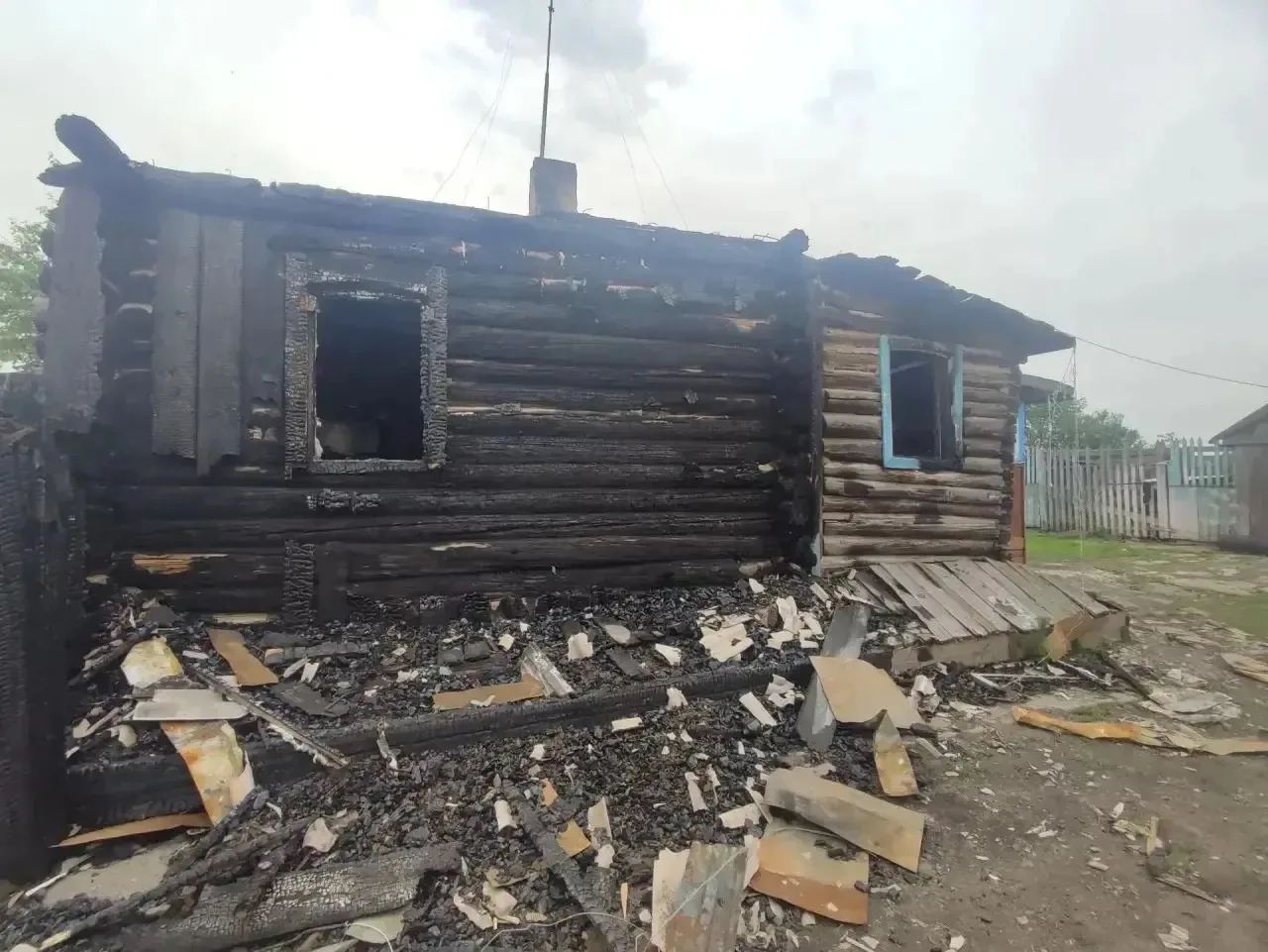 В Назаровском районе мужчина поджег дом, где были четверо его детей