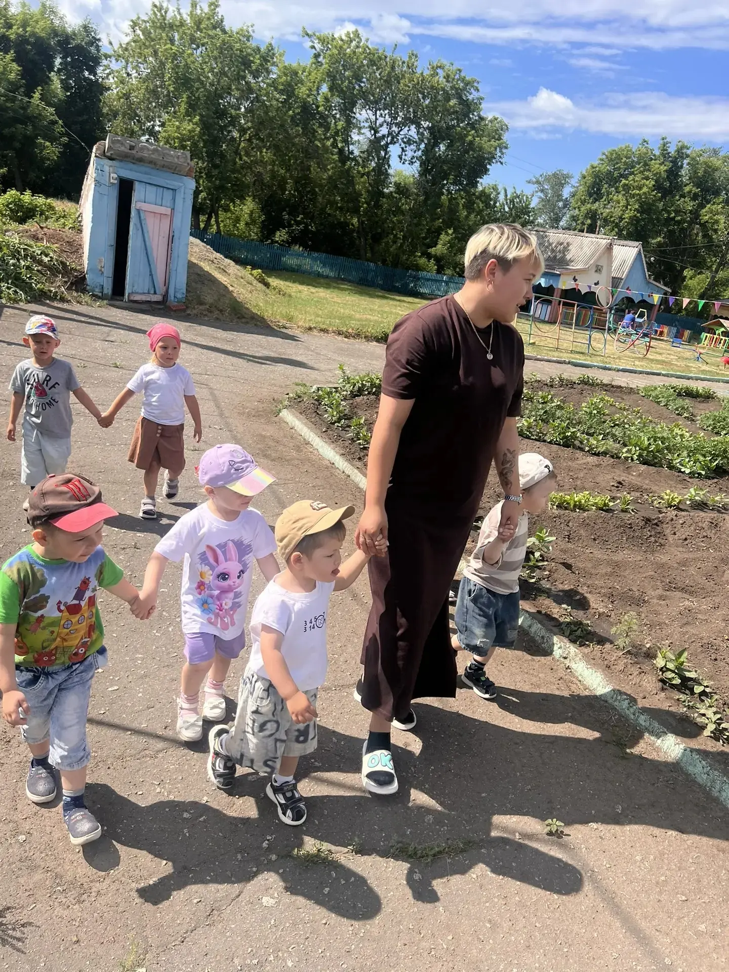 🌸,,Мир растений,, экскурсия по территории детского сада.
✨В ходе экскурсии воспитанники наблюдали з