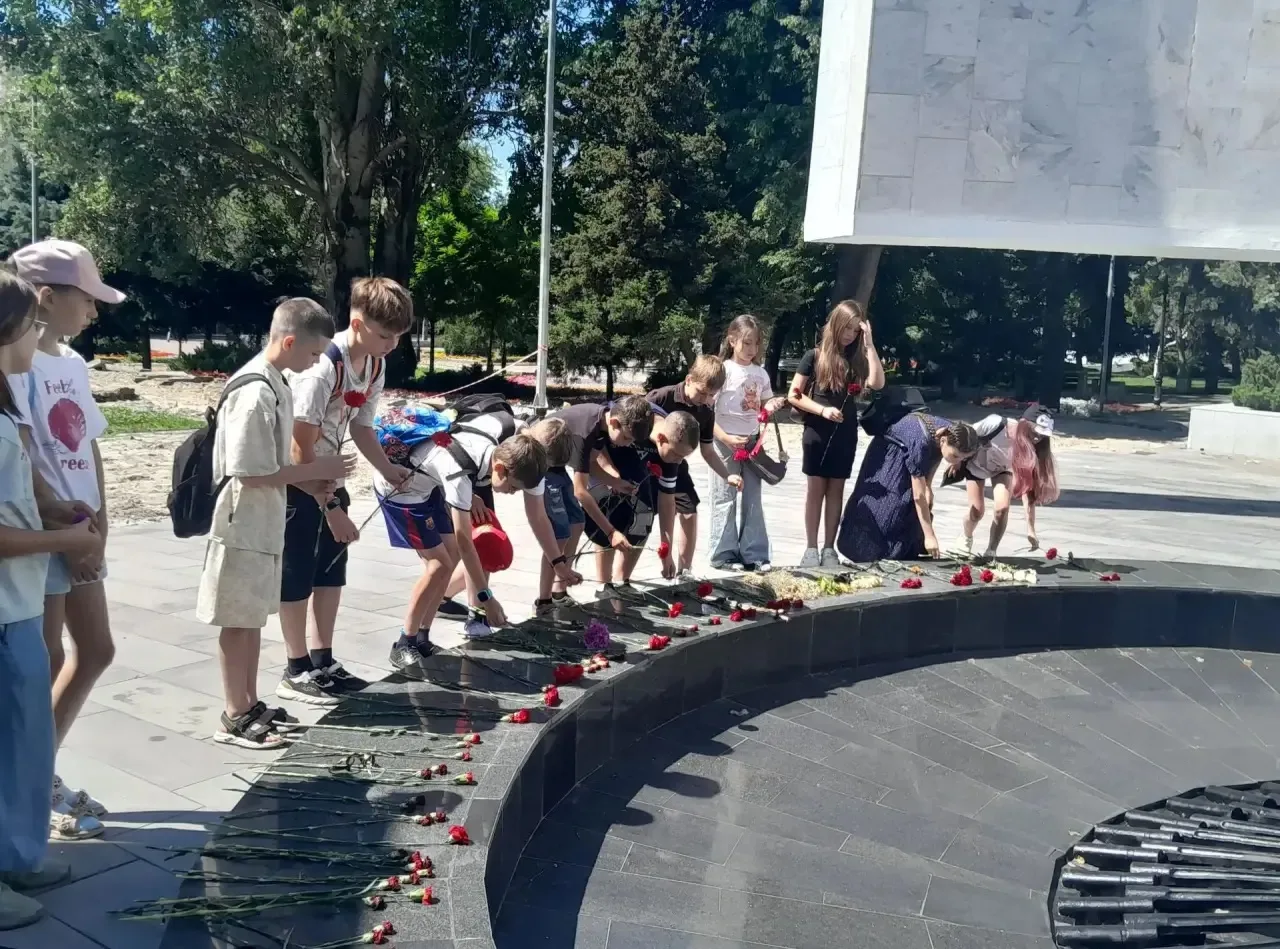 В День памяти и скорби 5-й отряд нашего пришкольного лагеря совершил важный маршрут памяти.

Вместе 