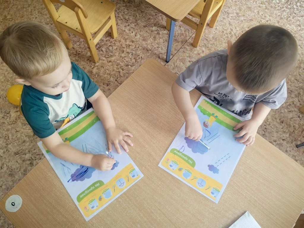 Рисование  в группе раннего возраста "Ягодки".  Я рисую — посмотри,
Капель много — раз, два, три!