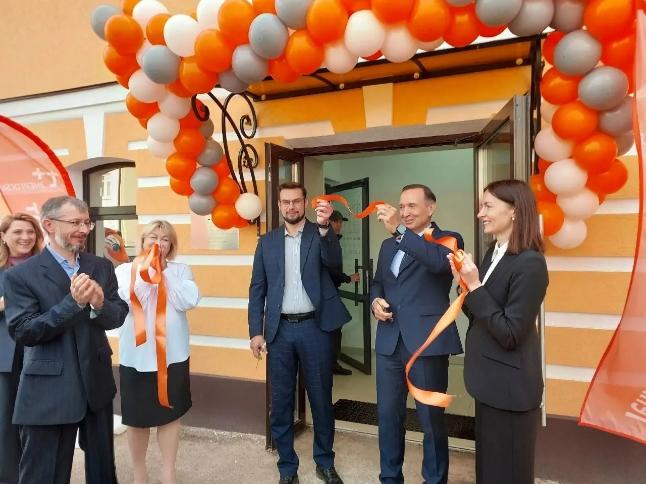 сегодня на Вятской в центре открыли офис компании ТПлюс. Ленточку перерезали. кто знает...