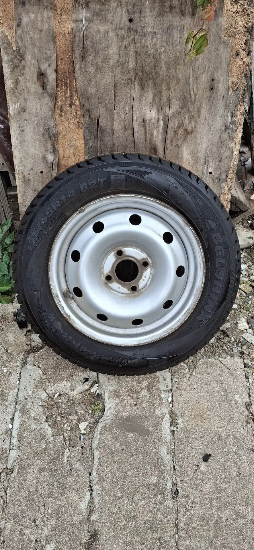 Продам 4 колеса зима 175/65 R 14. Разболтовка 4х100. Отъездил одну зиму. Цена 20 000 . ...