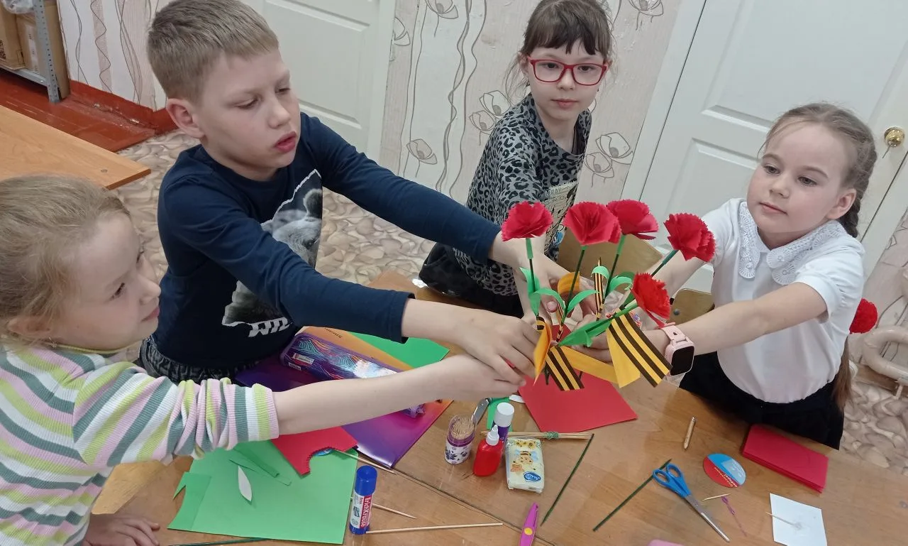Чтобы помнили. Юные художники ДШИ №1 приняли участие в акции «Символы Победы»  Накануне праздника Ве