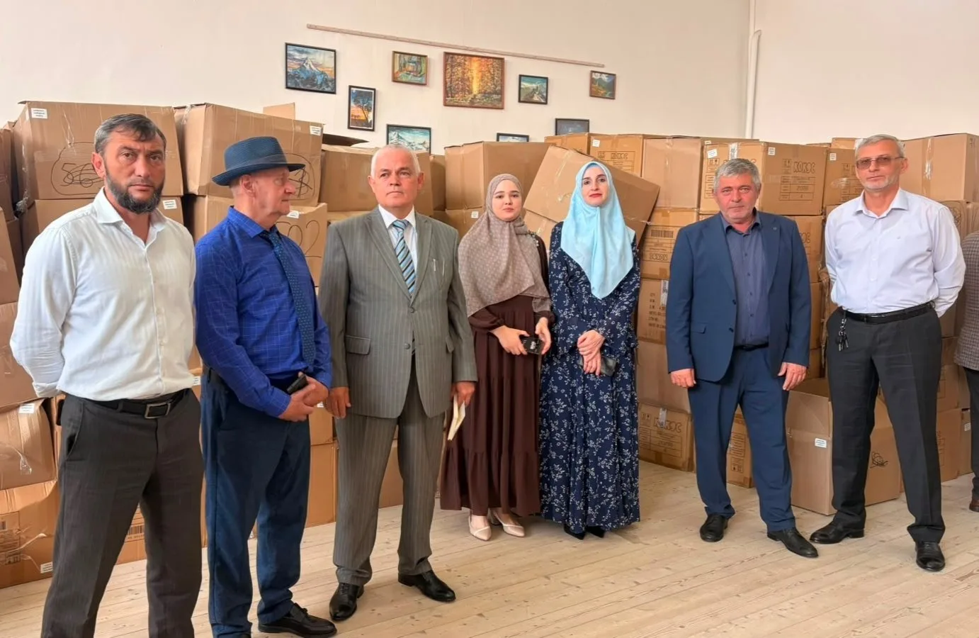 Школьникам Назрановского района передали комплекты в рамках акции «Собери ребёнка в школу»