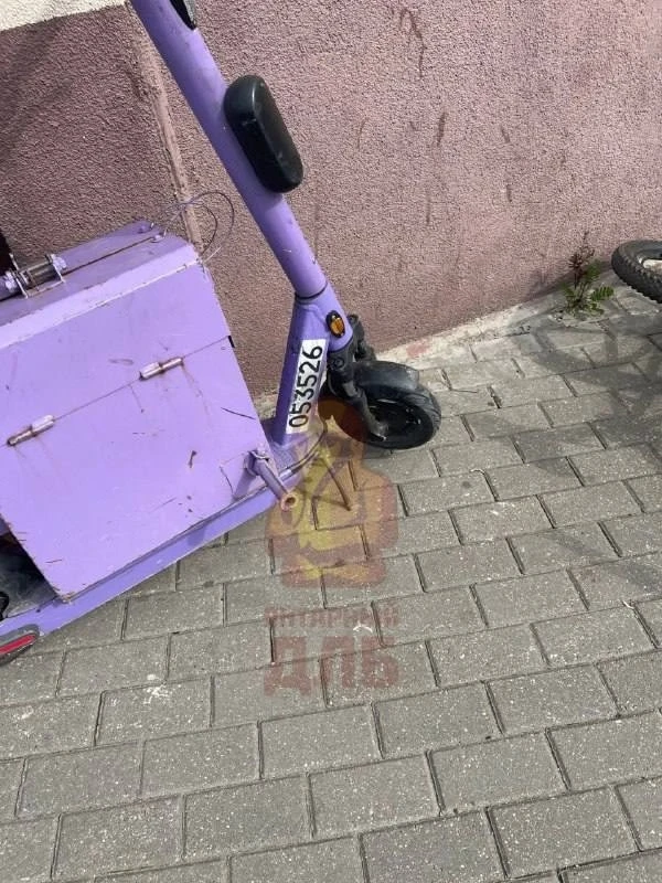 В Калининграде на Дзержинского, 1, самокатчик сбил человека и уехал.