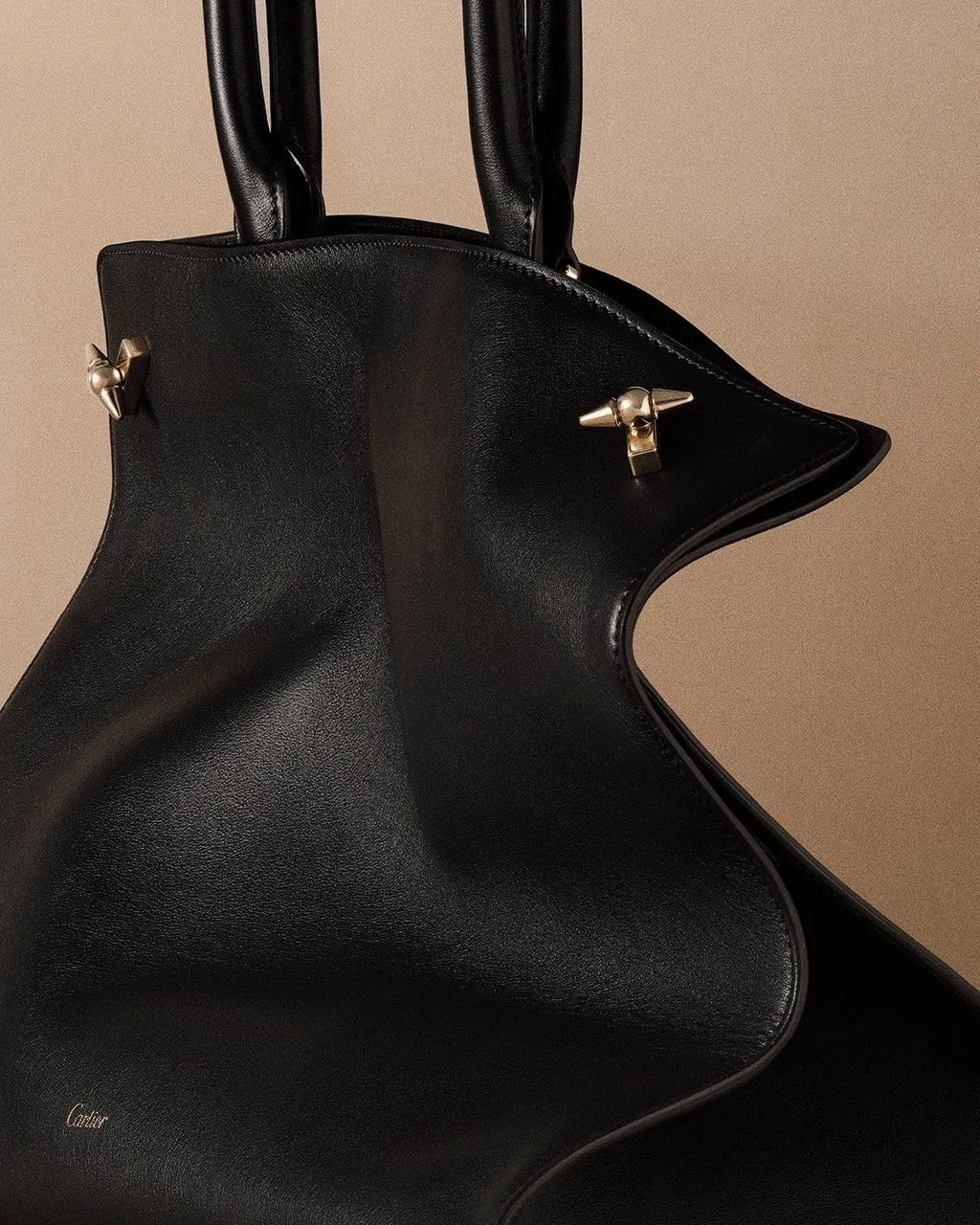 Cartier выпустил новую коллекцию сумок Clash. Их минималистичный дизайн украшает запоми...
