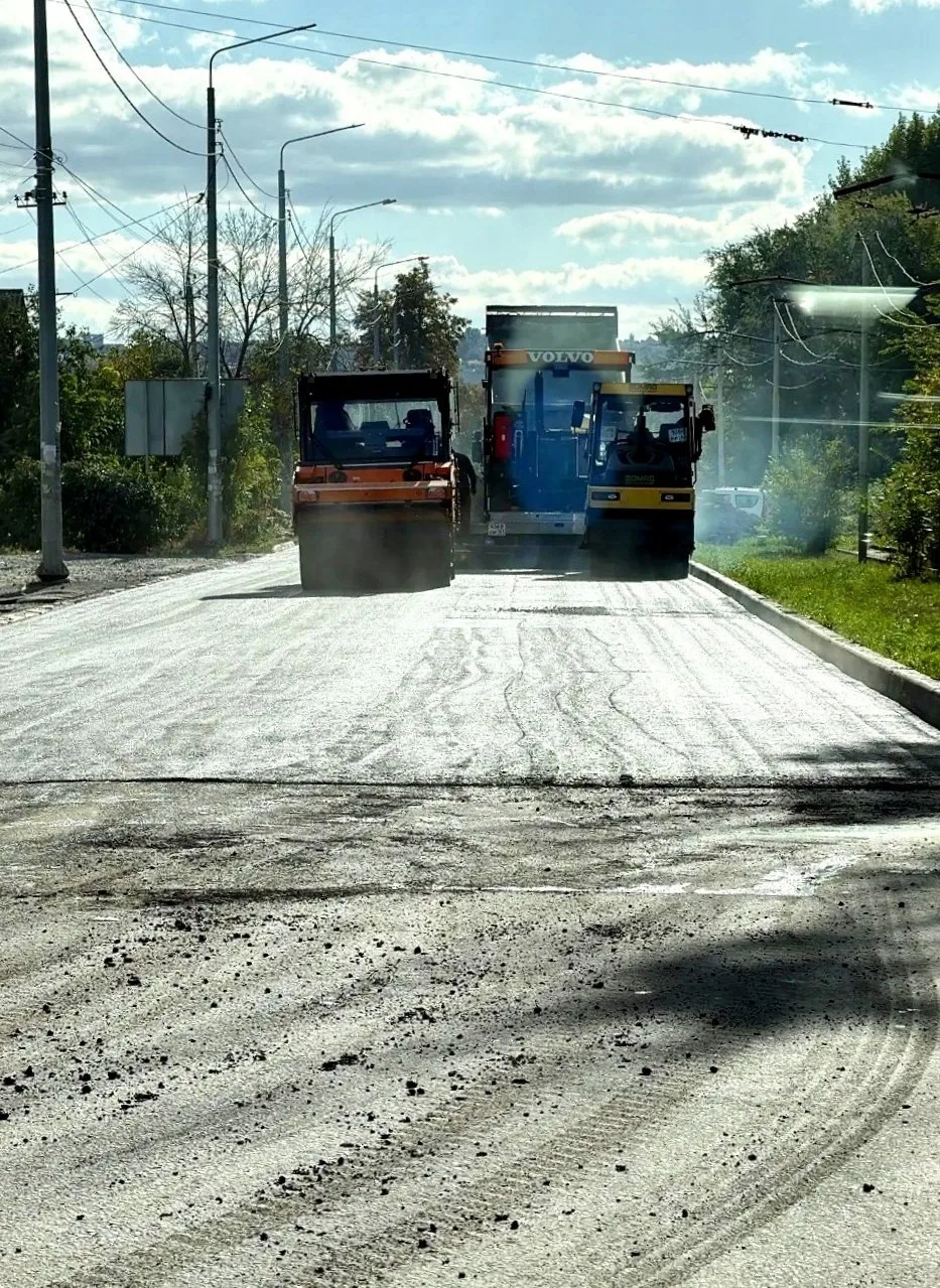 🚧 Продолжаются дорожные работы на улице Петрова