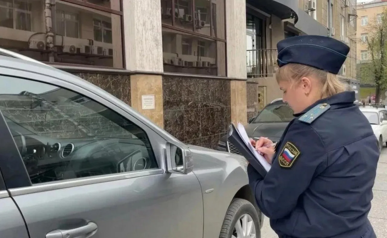 В Новосибирске изъяли Mercedes у должницы за миллионный долг