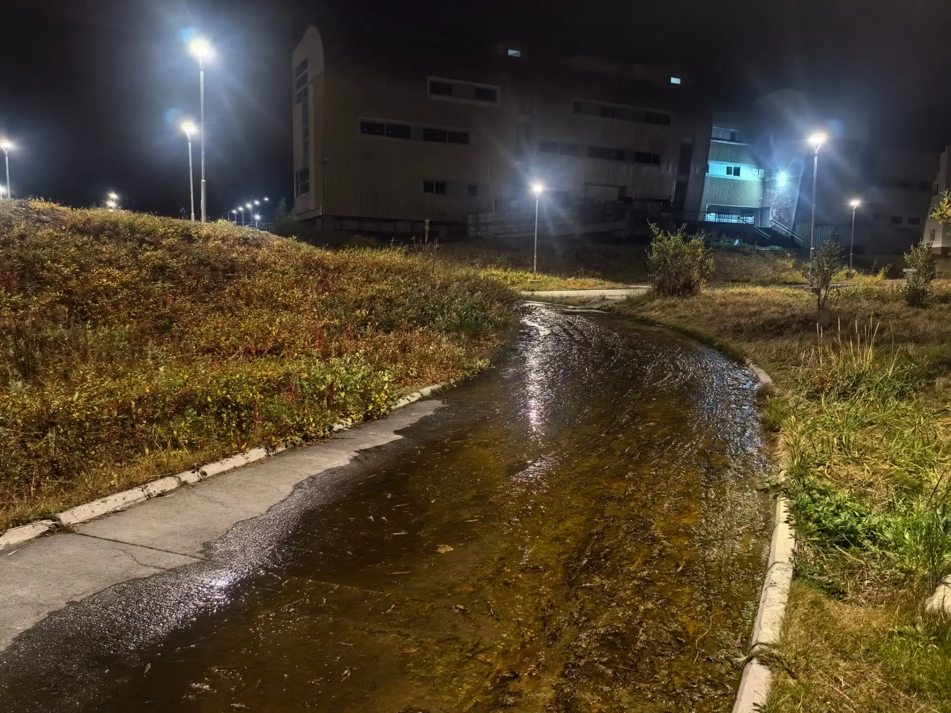 На набережной у ОДНТ в Анадыре сильный поток воды. Неизвестно откуда она.