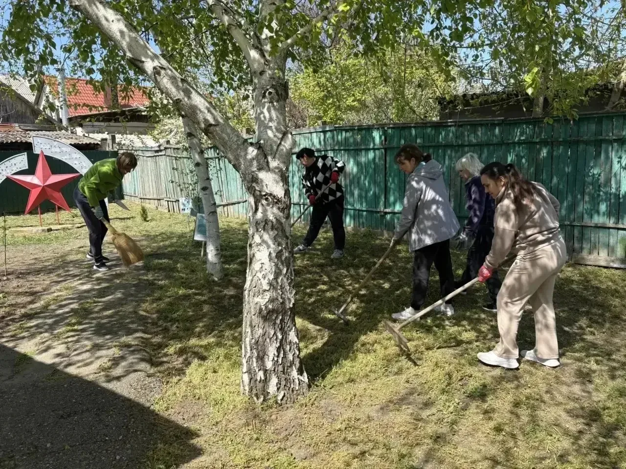 Педагоги  - за чистоту !                         Сотрудники детского сада N2 с энтузиазмом приняли у