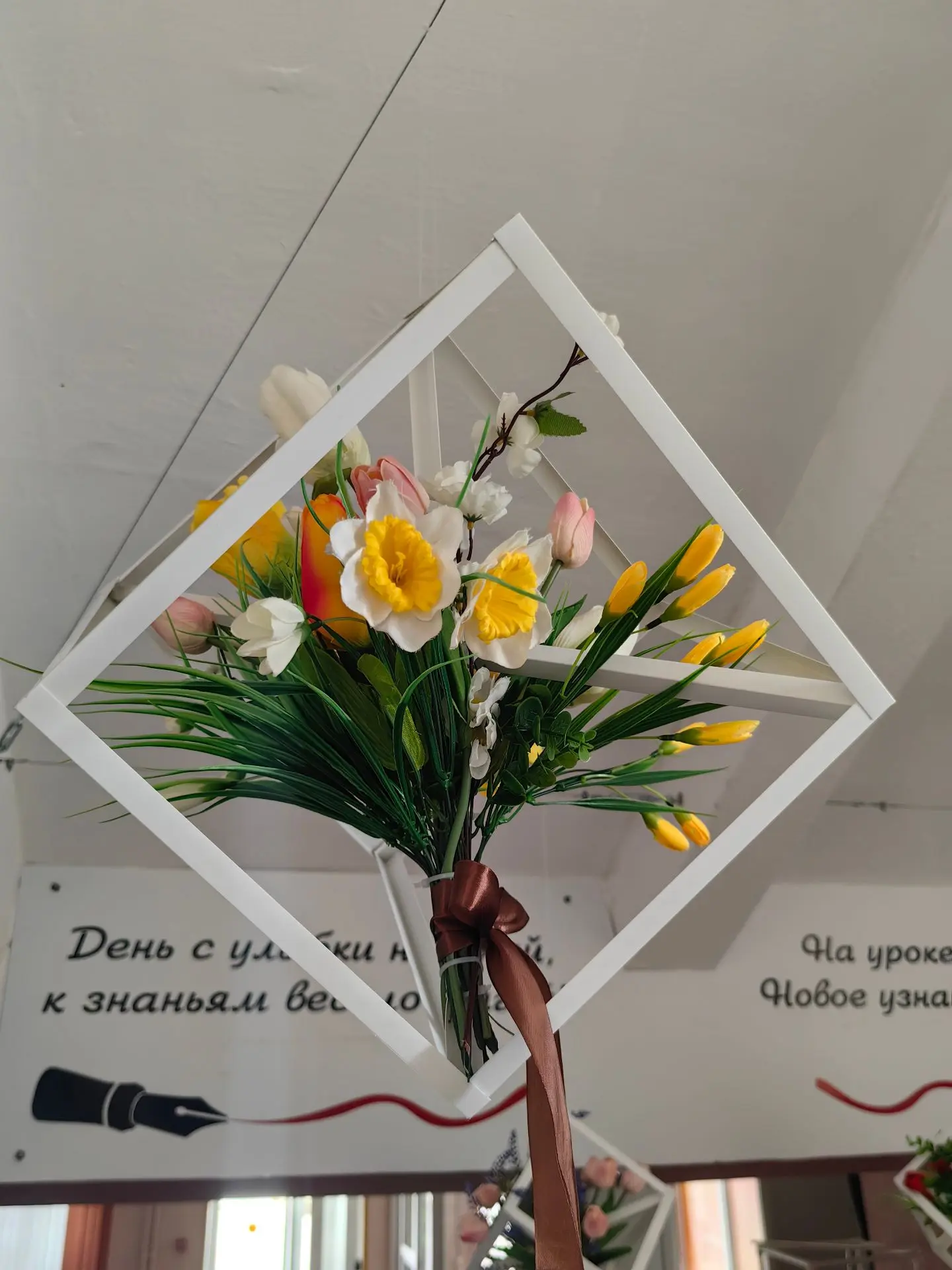 В гимназии имени Андреева Николая Родионовича царит весеннее настроение! По всему зданию размещены ц