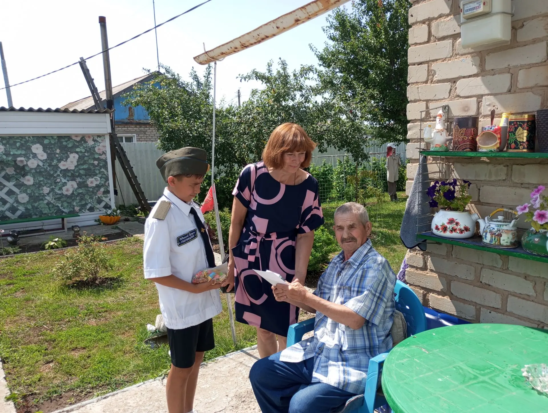 ☀️Активисты поздравили семьи участников СВО с Днём семьи, любви и верности

✨При поддержке Главы  Ад
