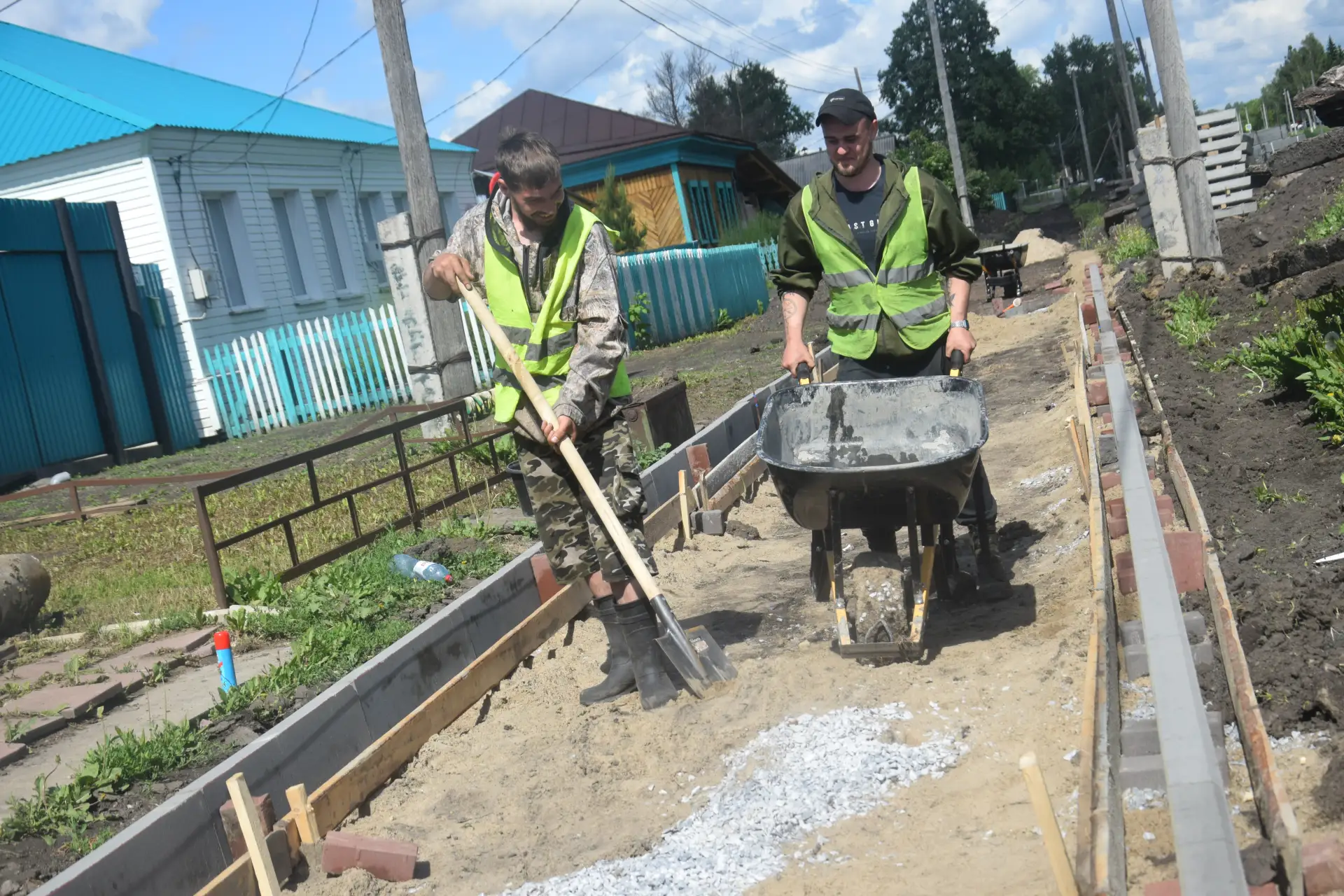 Дорожка к комфорту: улицы Колосовки оживились благодаря ремонтным работам.