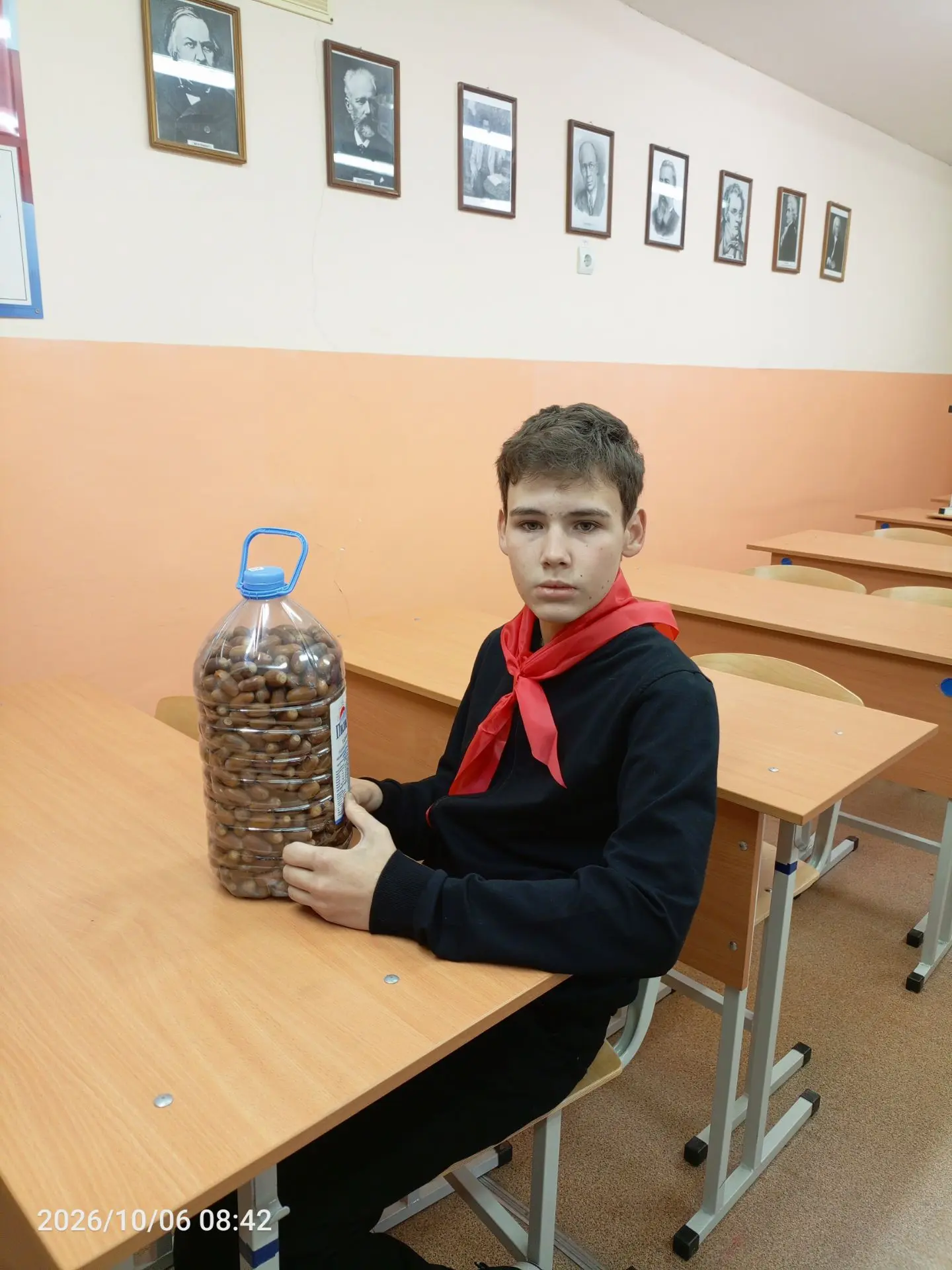 Грухов Владислав, ученик 8 «Б» класса, присоединился к акции по сбору желудей.