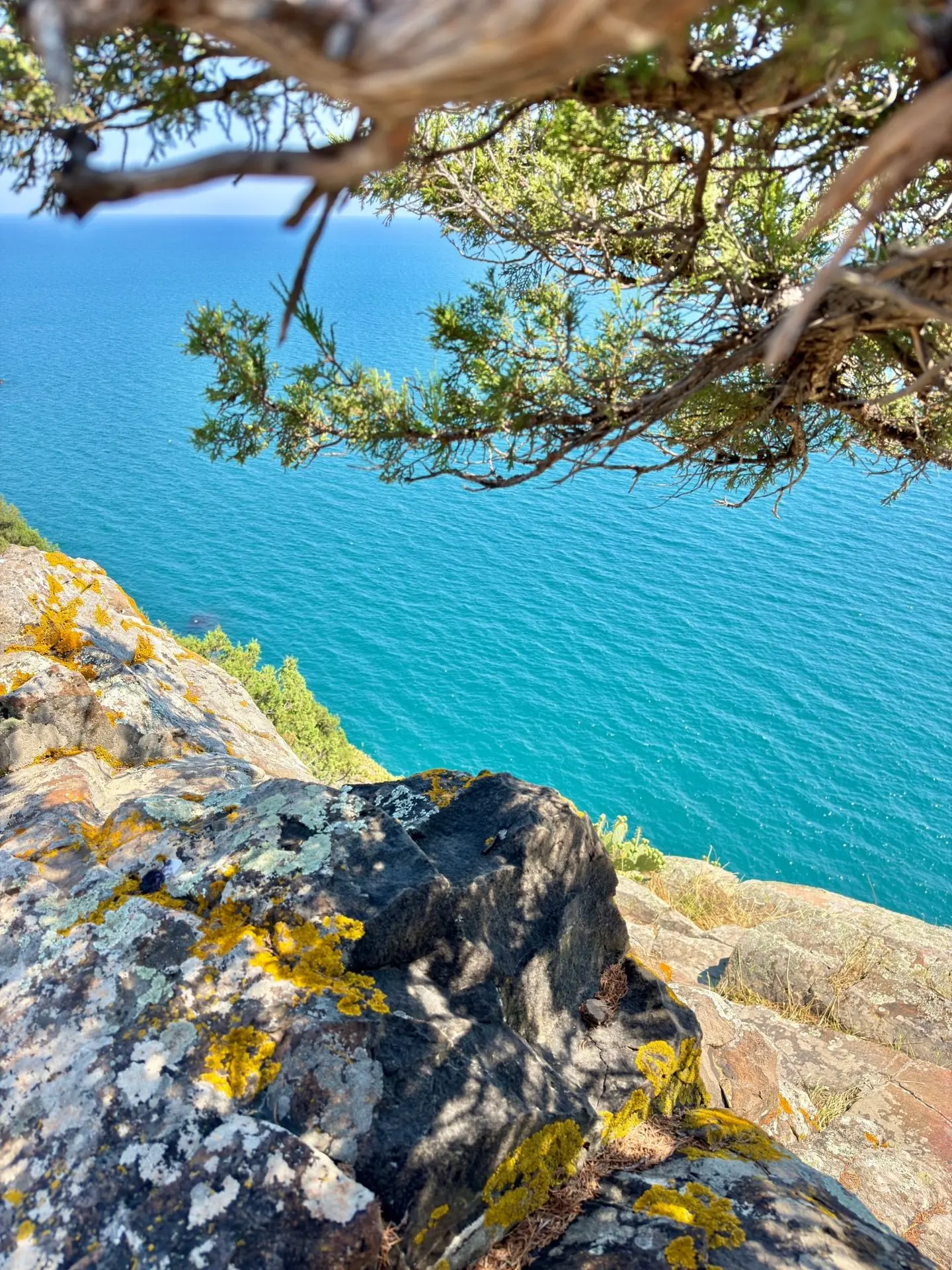 Мыс Плака - одна из самых фотогеничных и необычных точек Южного берега Крыма