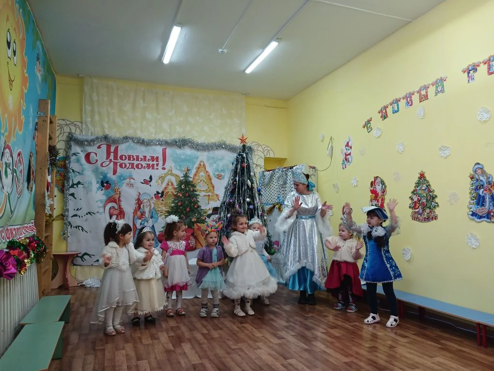 Новогодний праздник,в младшей группе"Белочка"❄️☃️