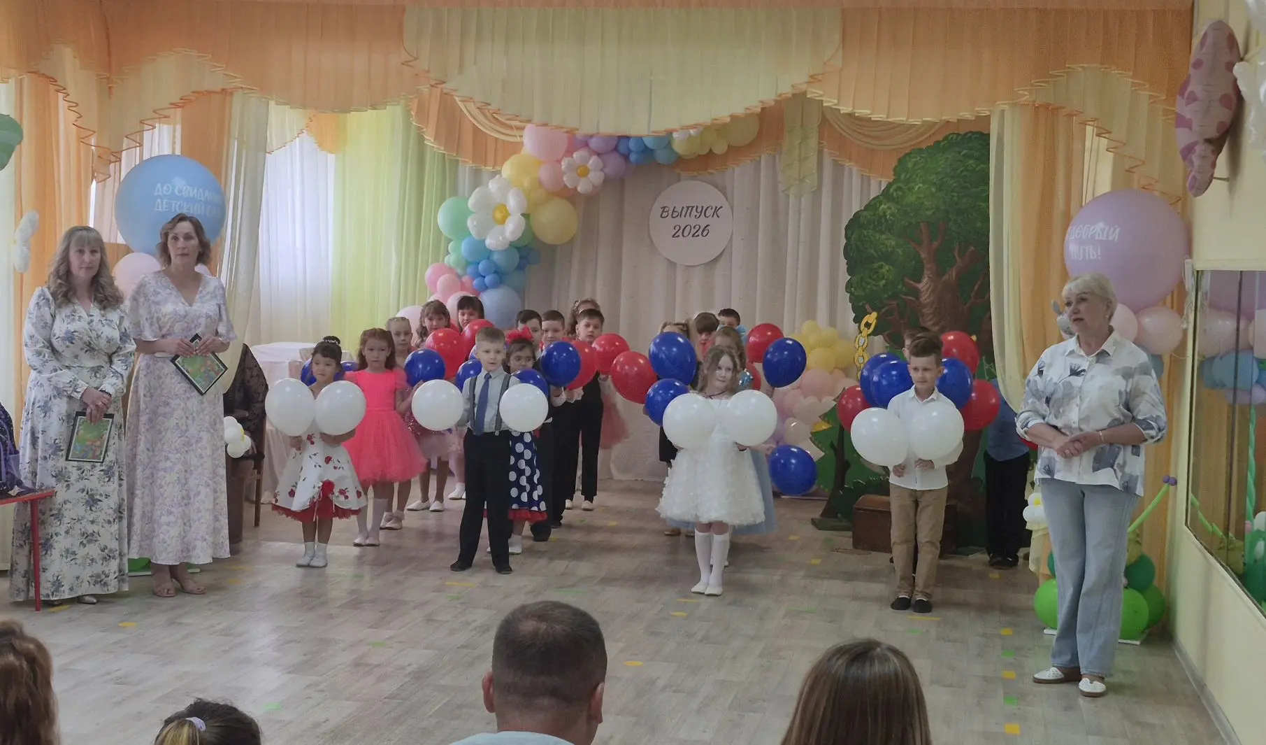 Сегодня в нашем детском саду стало ещё светлее, ведь свой выпускной праздник провела группа «Солнышк