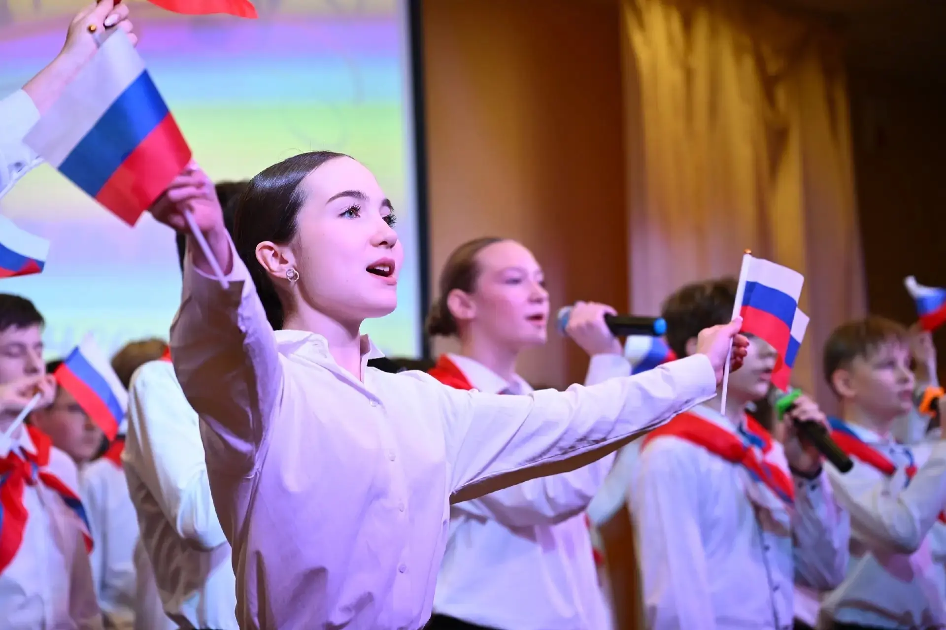 🇷🇺Сегодня завершился конкурс военно-патриотической песни «Ветер победы»! Каждый класс вышел на сцену