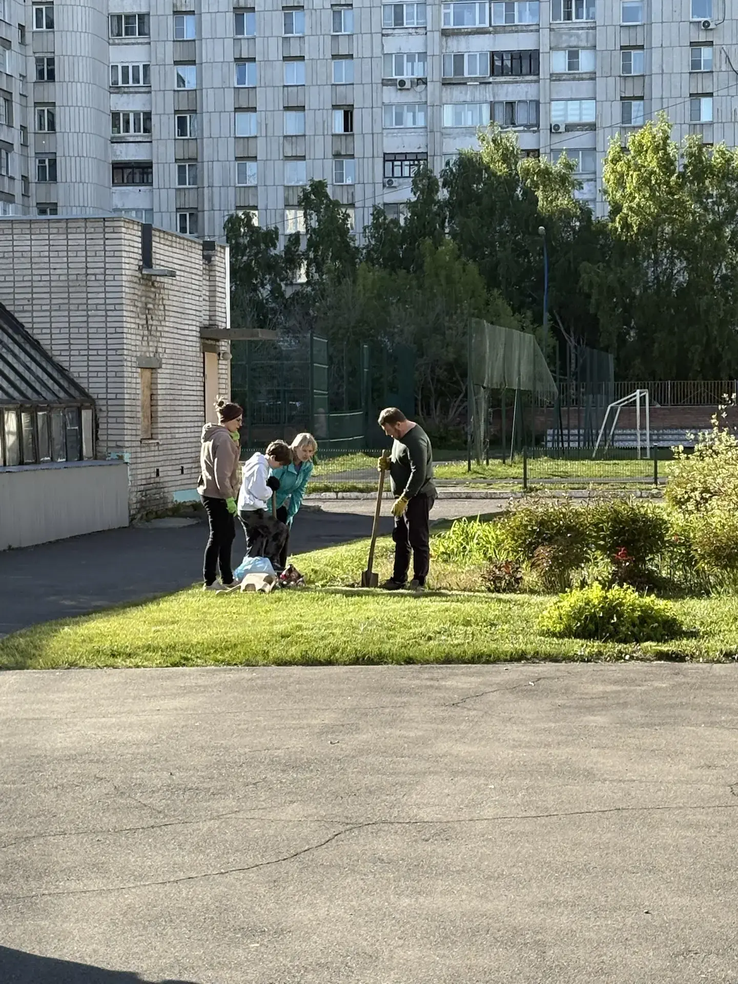 Совет родителей гимназии провел акцию по благоустройству территории   Совместными усилиями мы вдохну