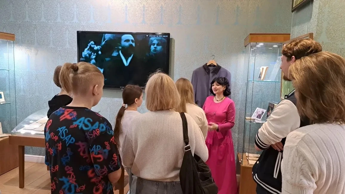 Сегодня 7Г класс посетил  Народный музей имени Сергея Есенина , в котором представлены автографы , п