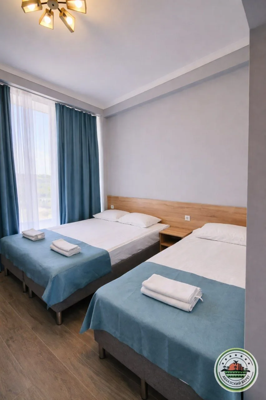 "БЛЭК СИ" отель с бассейном и питанием  📍Лдзаа, ул. Аиааира, 34 🏖 7 минут пешком, сосновый пляж 👥 ра
