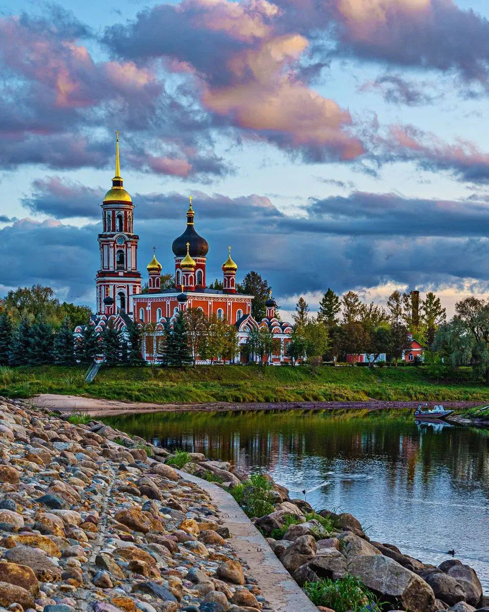Начинаем день с прекрасным утренним видом:

📍Старая Русса (Новгородская область), Россия 🇷🇺

Мир 