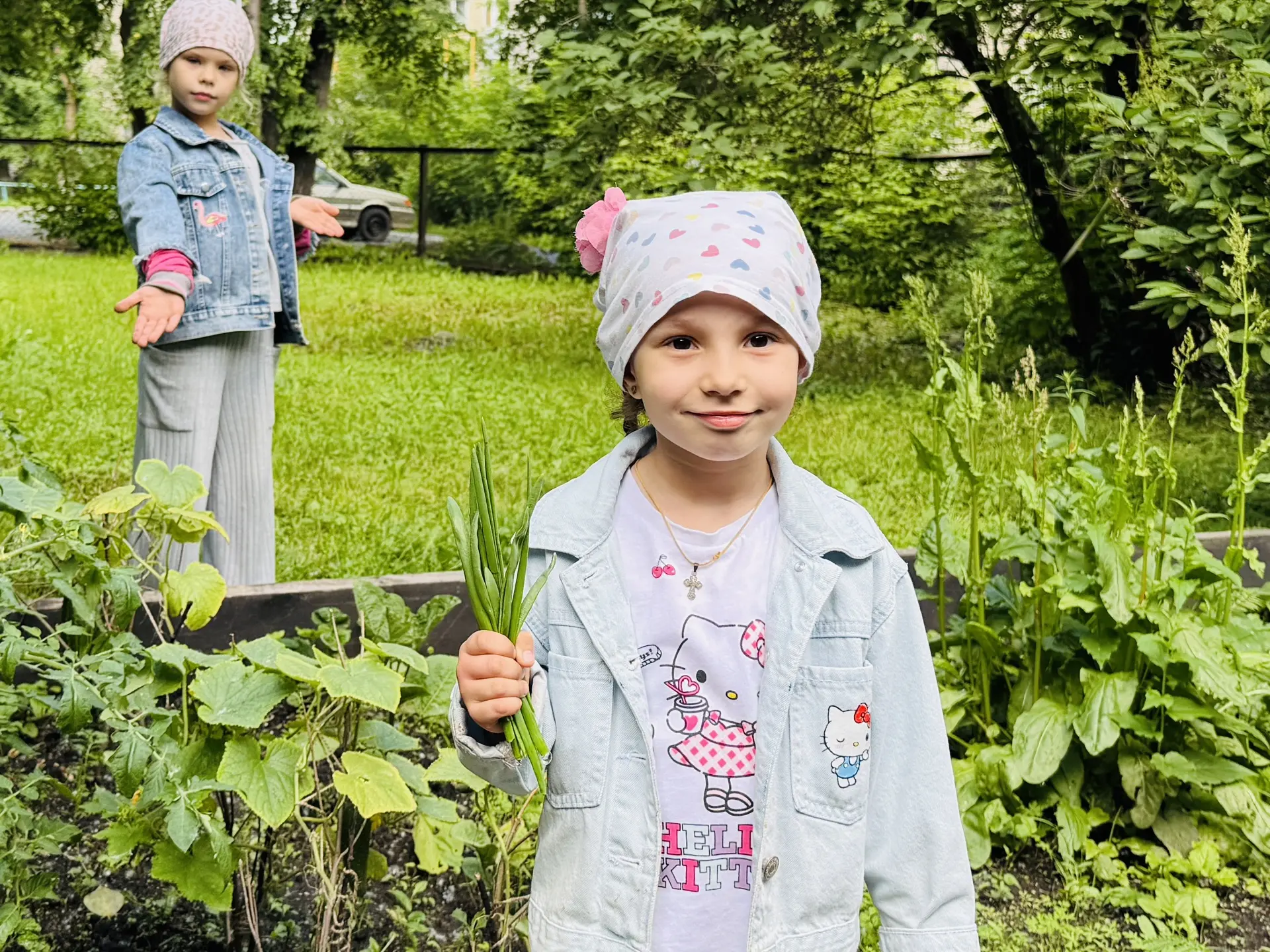 Наш огород уже вовсю радует детей урожаем 🥒 🧅 🍅