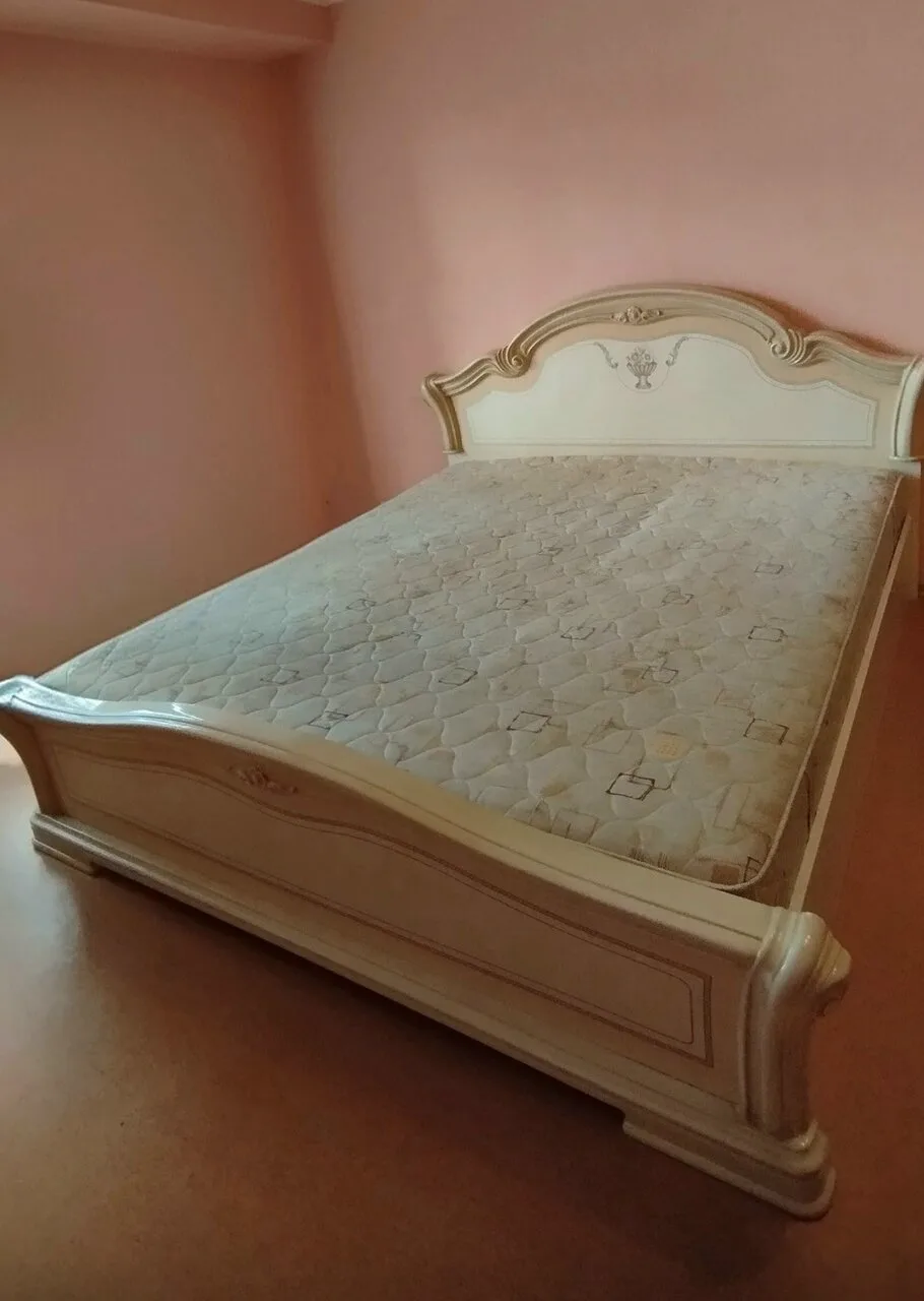 Продам кровать итальянскую деревянную с матрасом, б/у, 32 т