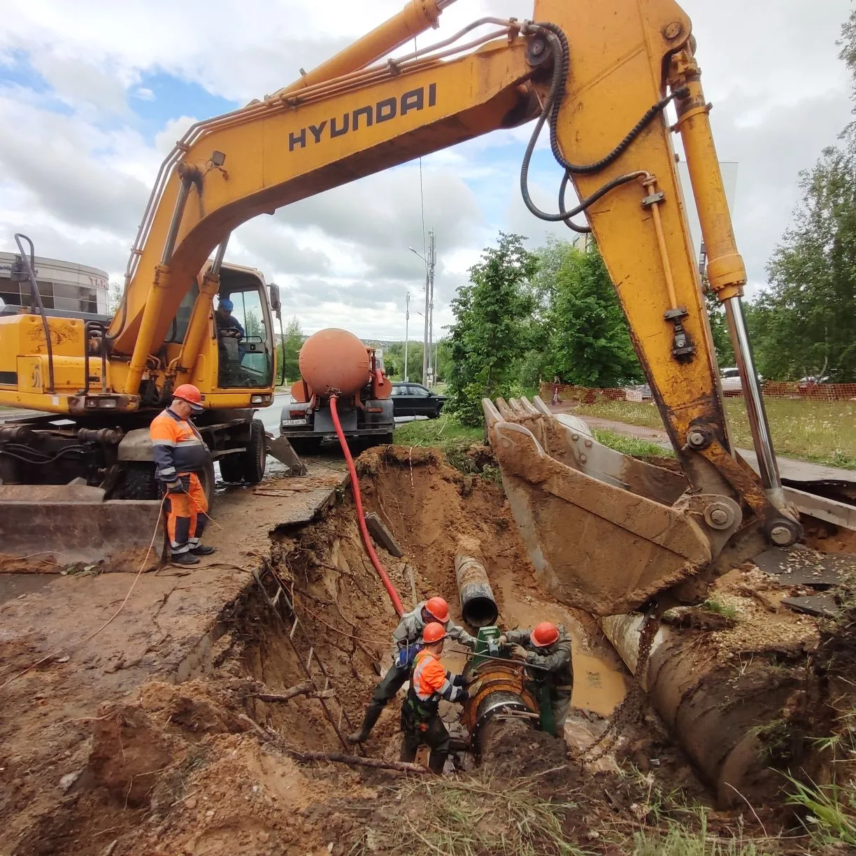 👷‍♂️Выполняем аварийно-восстановительные работы на водопроводе 1994 года постройки на улице Ноксинск