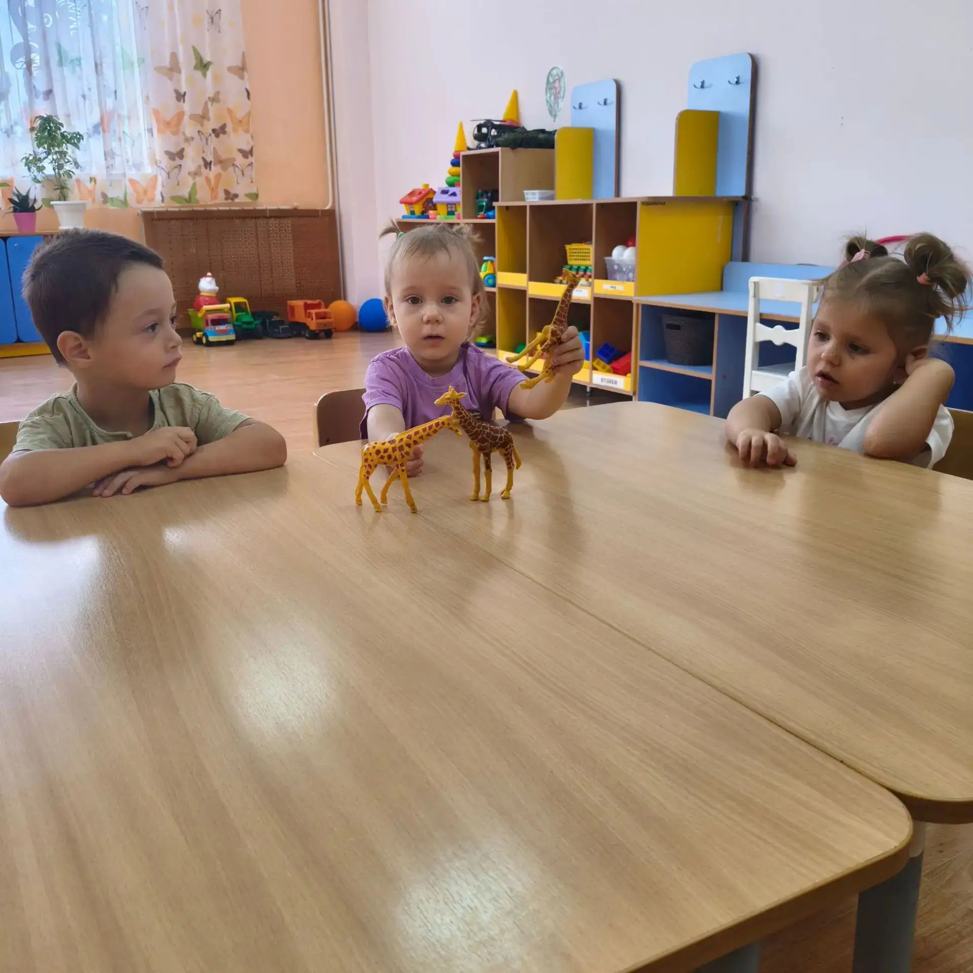Сегодня в первой младшей группе прошло занятие по рисованию "Жираф"