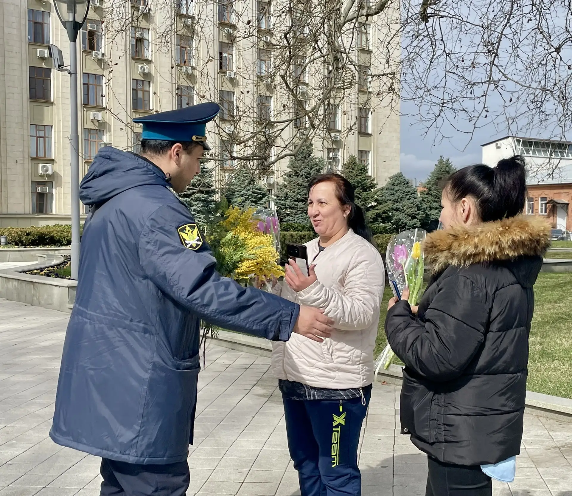 «Вам, любимые!»: судебные приставы Кубани подарили женщинам тюльпаны и мимозу в преддверии 8 Марта 💐