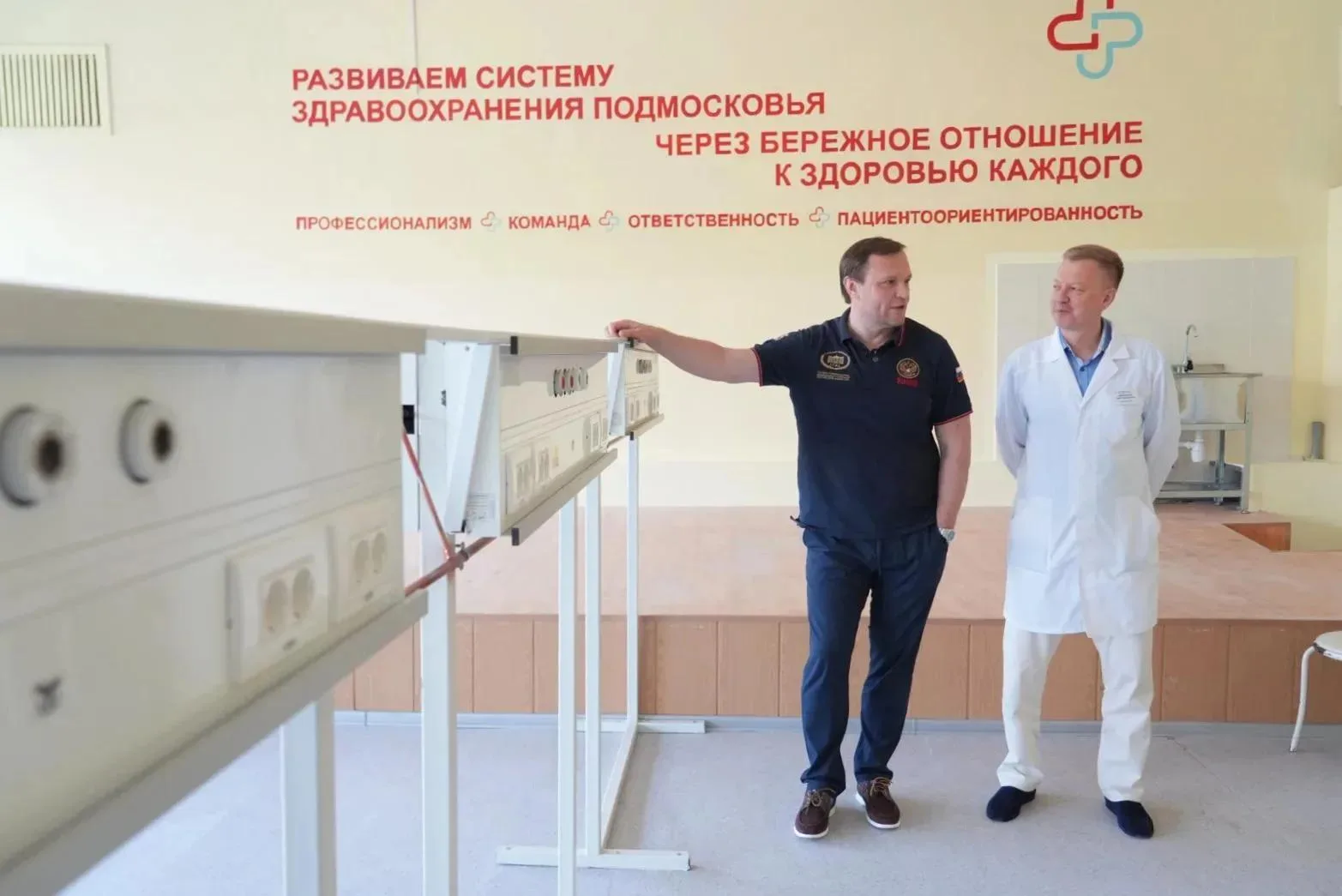 Поздравляю врачей, фельдшеров, медсестёр, сотрудников скорой помощи, поликлиник, больни...