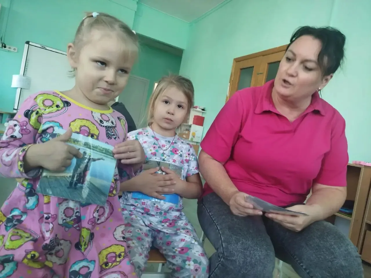 Самые теплые истории: в детском саду прошла выставка «Мой любимый дедушка и моя любимая...