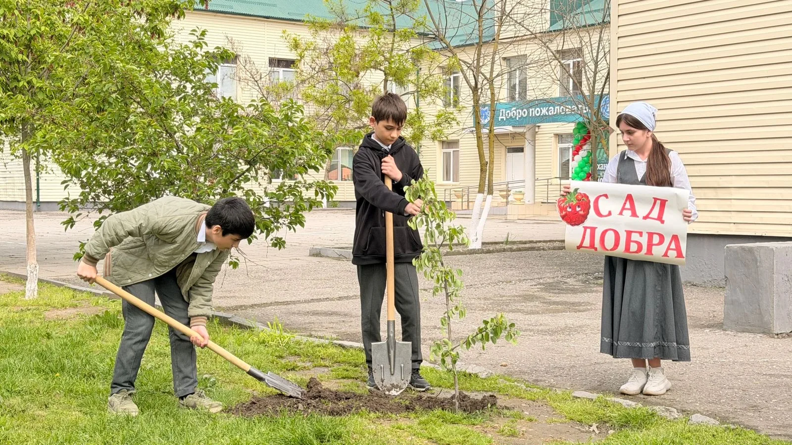🪾🌳Наши ребята продолжают превращать  школьный двор в настоящий оазис доброты и красоты! 🪴С горящи