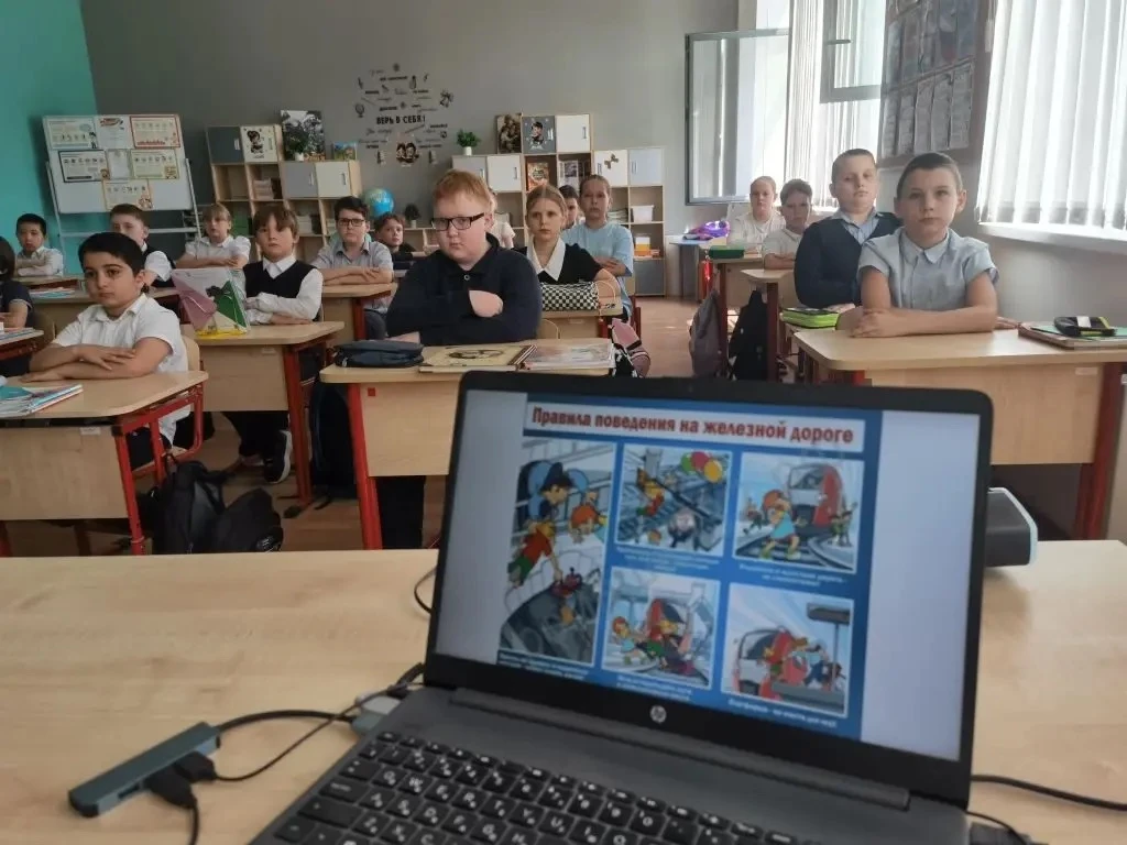 🚂 Внимание, юные пешеходы! В рамках детского месячника «Уступи дорогу поездам!» в начальной школе МО