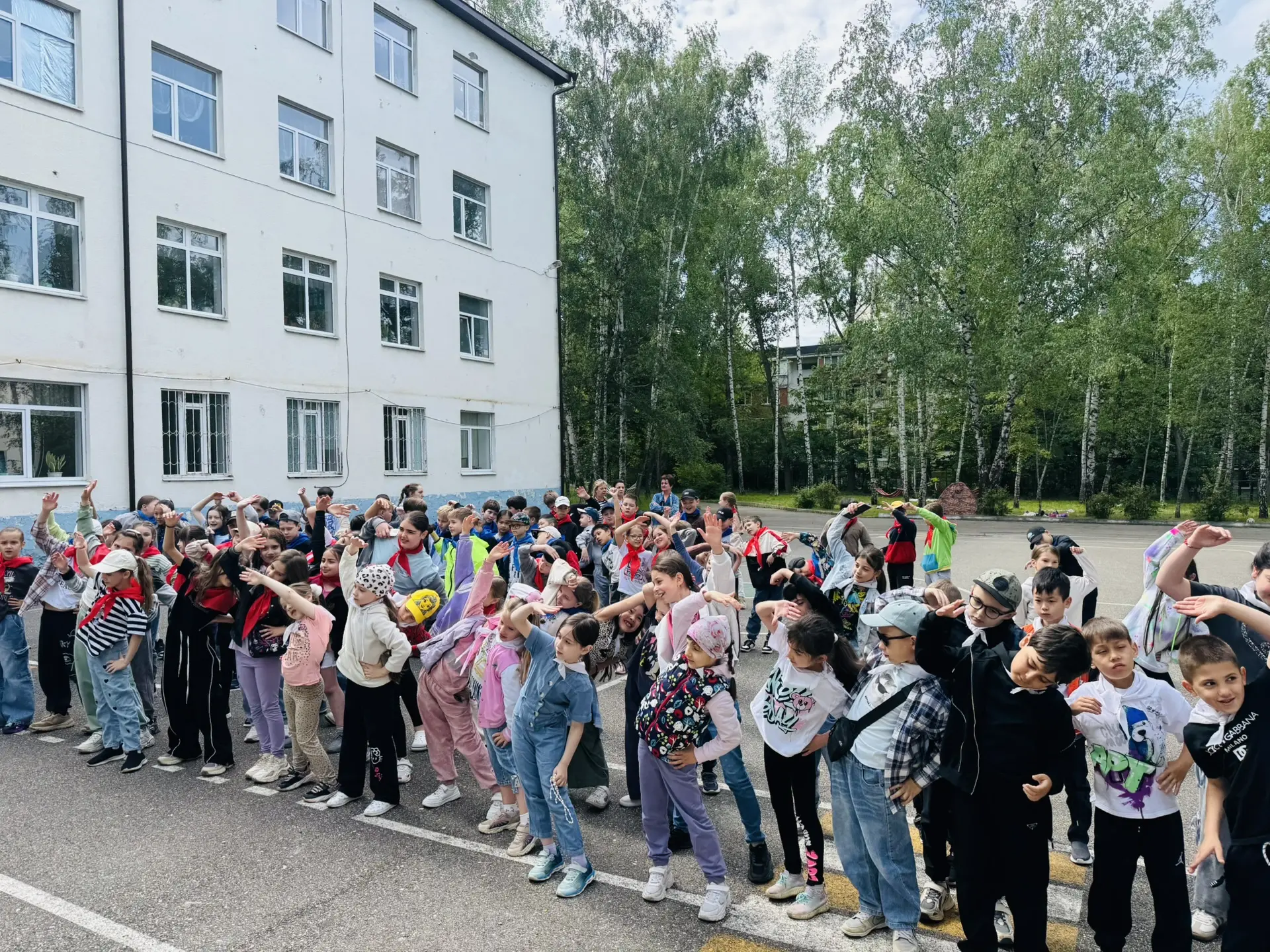 ✨Сегодняшняя пятница в нашем пришкольном лагере "Ромашка" началась с бодрящей зарядки, которая помог