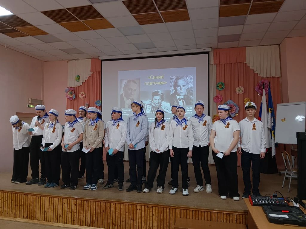 Параллель 7 классов исполняла песни о фронтовых товарищах, лирические песни, песни о чувствах бойцов