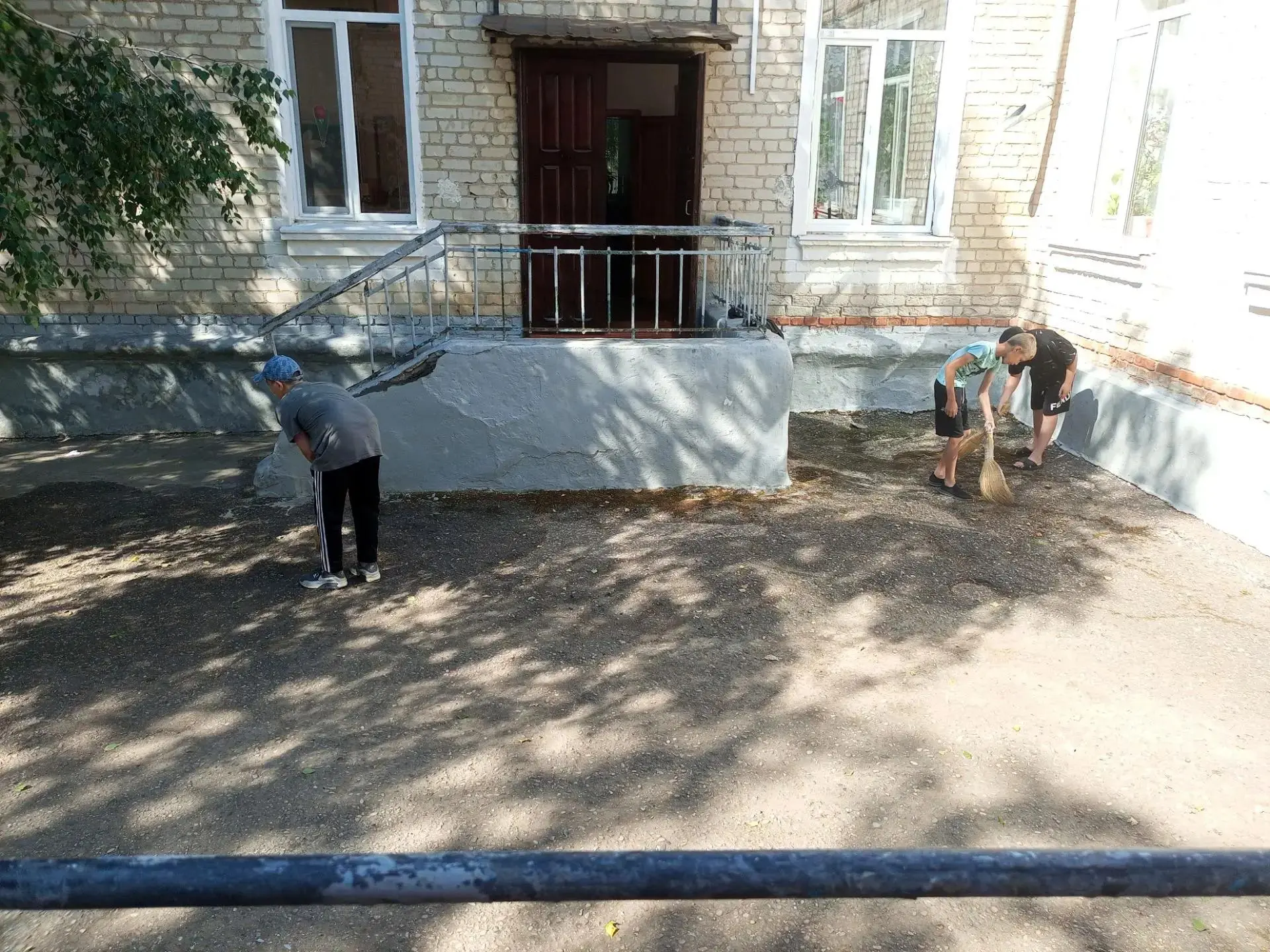 Лето пахнет травой, нагретой землей и… трудовой практикой. ☀️

Пока одни путешествуют, наши школьник