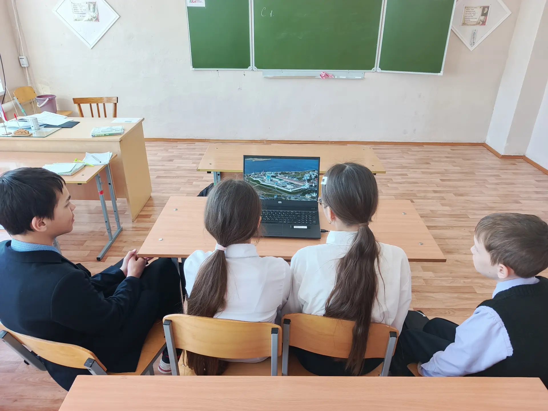 Сегодня учащиеся 6 класса совершили виртуальную экскурсию по Казани. "Побывали" в Казан...
